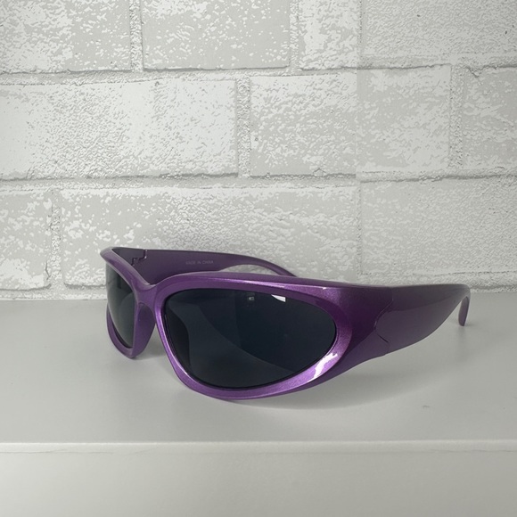 NEW‼️ Sporty Y2K Sunglasses - Picture 8 of 9